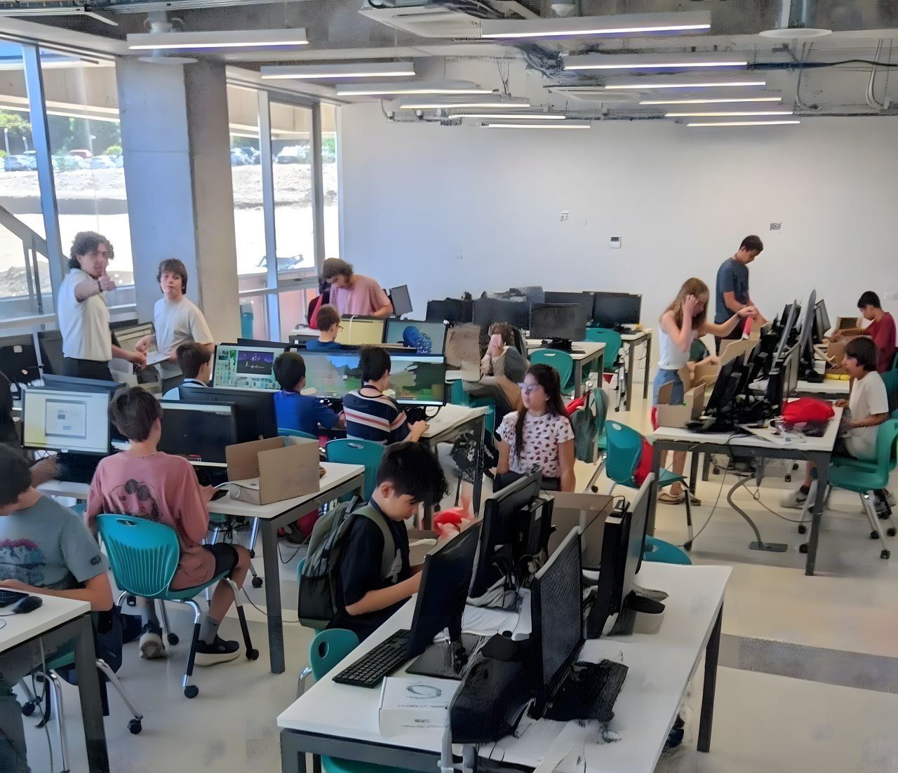 Estudiantes aprendiendo con tecnología educativa