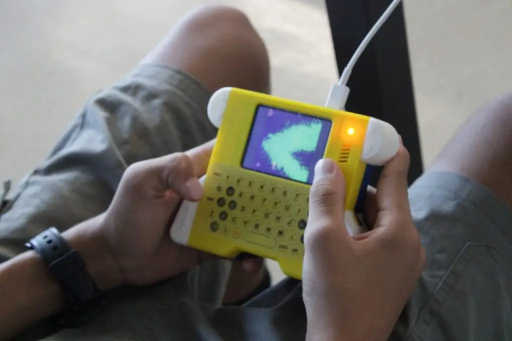 Estudiante programando una animación en su bit-0