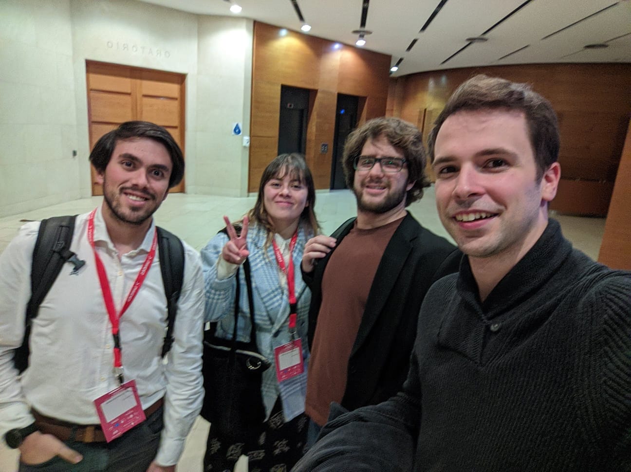 Parte del equipo detrás de bit-0 y del taller
